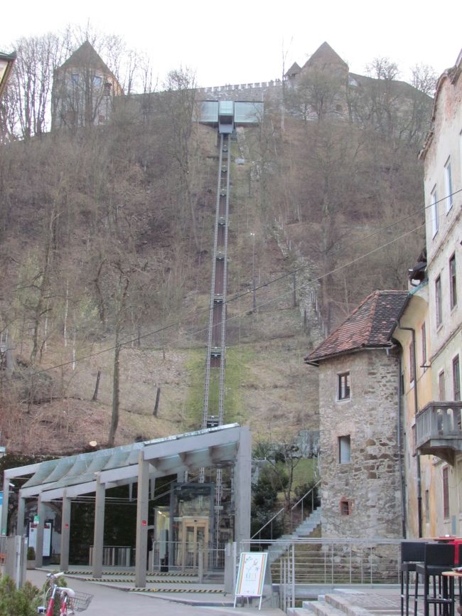 ★ケーブルカー★<br />さて、これからリュブリャナ城まで行きます。時間があれば歩いて上るんだけど、時間が無いのでケーブルカーへ。