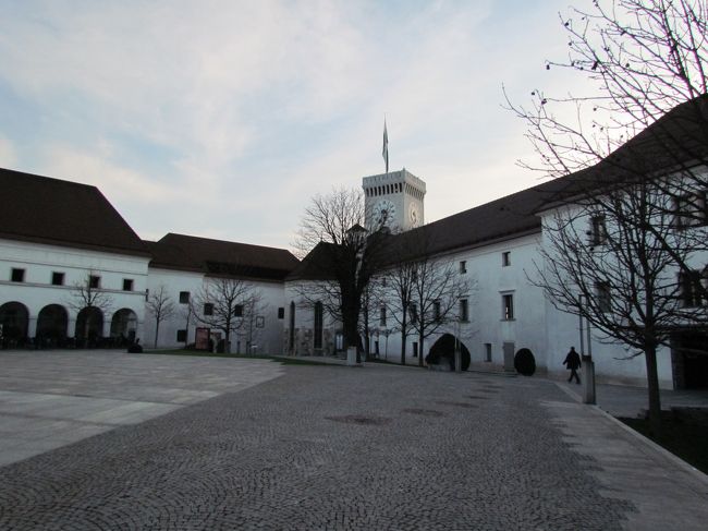 ★リュブリャナ城★<br />ほんの数分で上へ到着。ケーブルカーの乗降場所からさらに上へ行くと、中庭のようなところに出る。目指すは、正面に見える塔。塔といっても、そんなに高いものではないけどね。