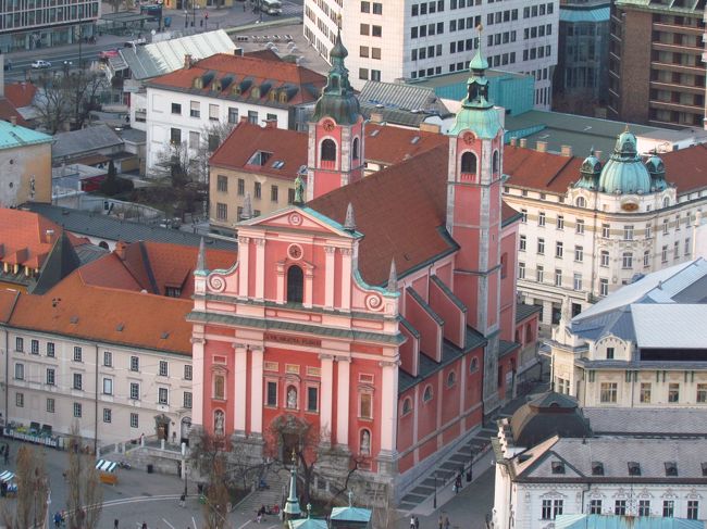★リュブリャナ城からの眺め★<br />フランシスコ会教会。遠くから見ても、ピンク色の教会はすぐにわかる。