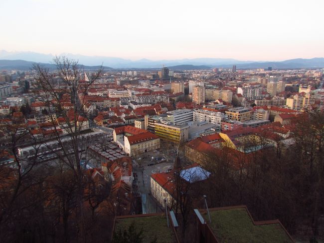 ★リュブリャナ城からの眺め★<br />塔から降りて、お城のテラスの方に移動。ここからもそれなりに景色は見えるけど、木が茂っていたり、やっぱお金を出して塔に登った方が景色が良くてオススメ。