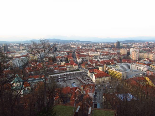 ★リュブリャナ城からの眺め★<br />お城へ来た目的地は眺めを堪能することだったので、最後のケーブルカーに間に合うよう、短時間で観光終了。下へ戻ります。