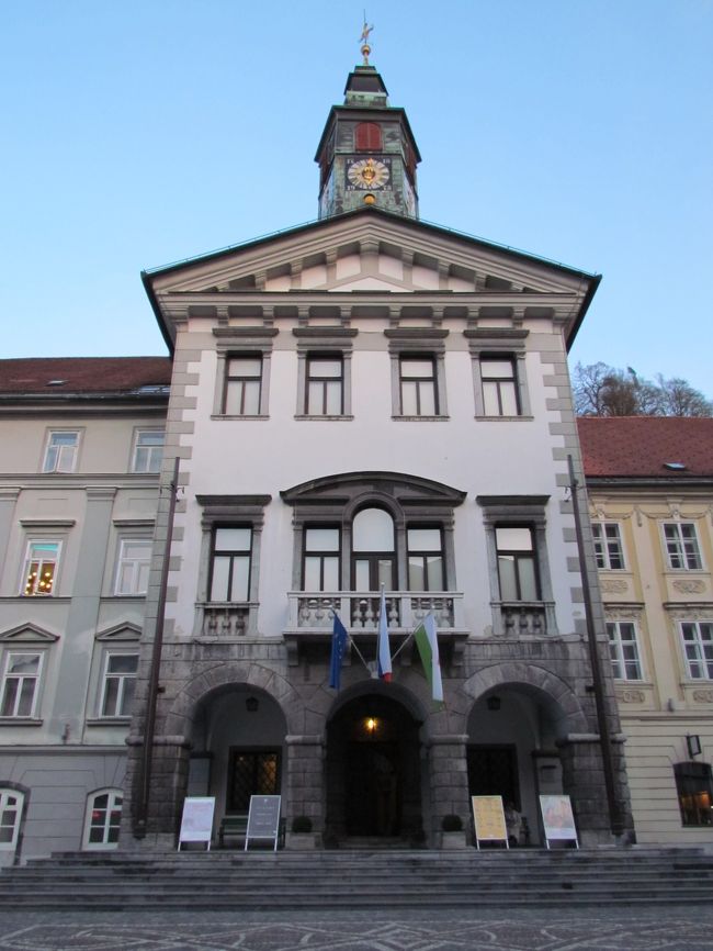 ★市庁舎★<br />初日の夜に一度来たけど、明るい中ではこんな感じ。けっこう小さめな気がする。