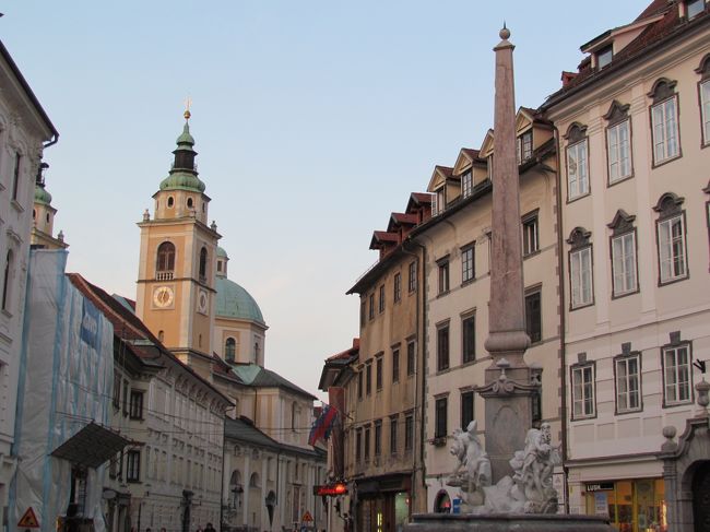 ★街並み★<br />左側に見えるのが、先ほど行った大聖堂。