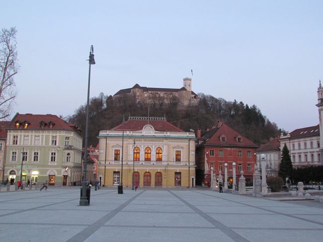 ★広場からリュブリャナ城★<br />川沿いの道から一本奥の道を真っ直ぐ行き、ズヴェズダ公園の方へ。公園を右手に曲がって歩いていく。振り返ると、リュブリャナ上が見える。