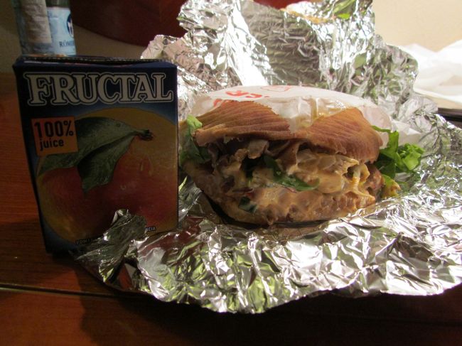 ★夕飯★<br />この日はすでに部屋のベッドの上に天気予報カードと象さんチョコが置いてあった。リュブリャナ最後の晩餐もケバブとスーパーで買ったオレンジジュース。明日はチェックアウト。荷造りしなくちゃね。