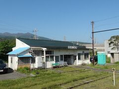 ２０分ほどで終点の岳南江尾駅に到着しました。

どの駅も、こじんまりした駅舎です。