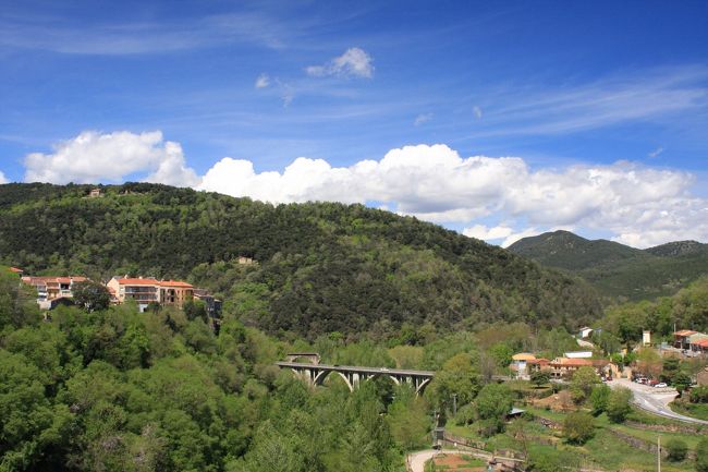 スペインの村落風景 Setenil de Las Bodegasは崖の下に家が並ぶ不思議な街
