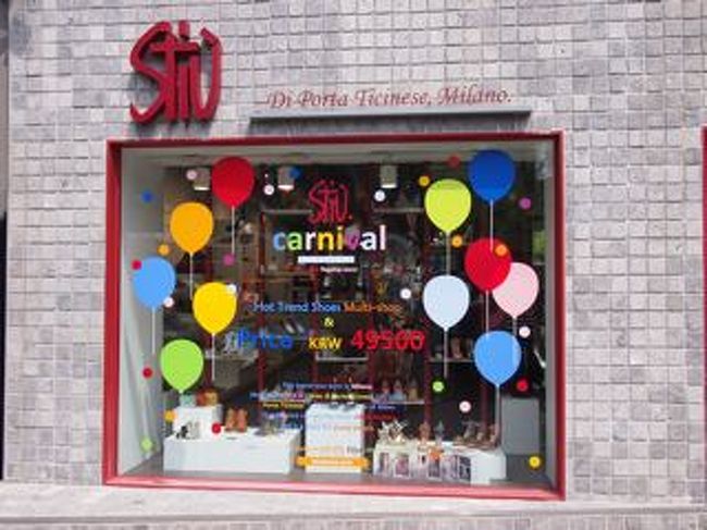 かわいい靴屋さん<br />こんな感じでポップなお店おおいですよね♪