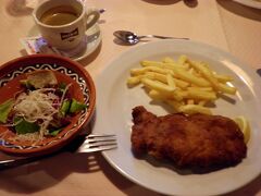 リュブリアーナでリュブリアーナ風カツレツをランチで食べました。
チーズとハムをカツで挟んだものです。
