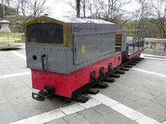 ボストイナ鍾乳洞の中を走っていた古い型のトロッコのが展示されていました。