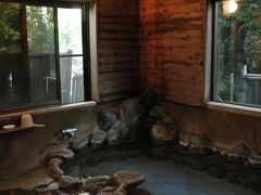 ろくろべえ旅館の風呂場(大)

2つある風呂場の内の大きい方。
風呂桶の大きさは概ね3m×1m×0.6m。

掛け流し量はこちらの風呂の方が多く、故に風呂桶の湯温もこちらの方が若干高い。
それでも湯口近くでさえ42℃以下に感じる。自分にとっては温い湯だった。

但し泉質は上々で、透明だが重さを感じる良い湯だった。
40℃〜41℃の単純泉が好みの方にとっては魅力的な湯だろう。

毎夜11時に風呂桶から湯を抜いて湯を入れ替える。
毎朝5時前にはバージンの姥子温泉を楽しめるのだから贅沢だと言えよう。

勿論この日は朝5時過ぎに早起きして楽しませて頂いた。
