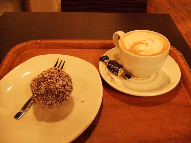 5月1日。メーデーの休日。<br />あちこちでパレードがあり、トラムがいつまでたっても来ない。。<br />来ても人がいっぱいで乗れない。。<br />しかもレストランは早じまいをするところが多くて、<br />目的の4店全てに入れませんでした。<br />寒い中2時間半うろうろし、閉店20分前にロバーツコーヒーに<br />駆け込みました。ちゃんとした夕食が食べたかったけれど、しょうがない。。