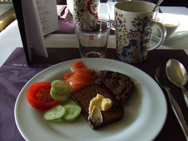 翌朝、ホテルの朝食です。<br />カップが！