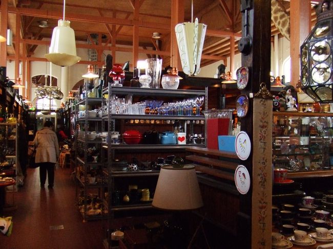 アンティークマーケット。<br />噂通り、ちょっと値段が高めの様。