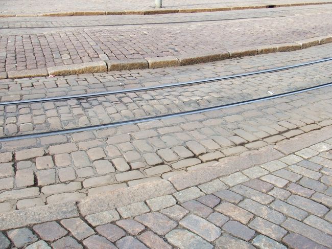 路面電車の線路。石畳は素敵ですね。