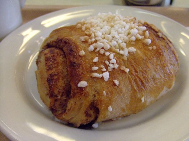 確かにモチモチしてて美味しかったです！<br />これは小さい方で、隣の人が大きいのを食べていましたが、<br />フォークで切っていました。