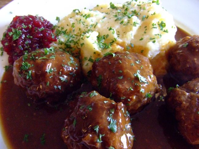 かなり大きいミートボール。<br />ミートボール自体は日本と変わりませんが、<br />ベリーのソースをつけると、たちまち北欧っぽくなります。<br />