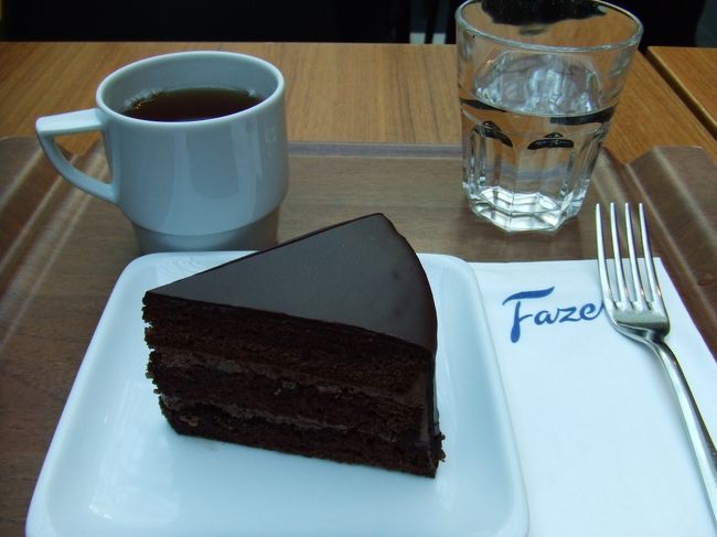 お昼のミートボールがきいて、夜は軽くすませました。<br />ファッツェルの有名なザッハトルテ。人生初のザッハトルテでした。<br />