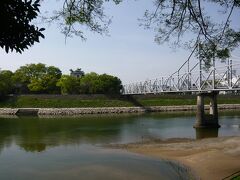 月見橋を渡って岡山城へ。
