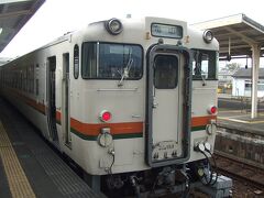 ここからは液晶テレビで有名な亀山駅まで普通電車で向かいます。