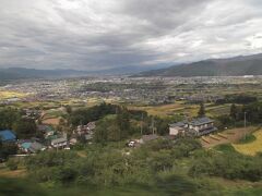 ＜姨捨駅付近からの眺め＞
初の篠ノ井線乗車。
この風景が見られるのを楽しみにしていた。
日本三大車窓の一つに挙げられている、善光寺平の眺め。