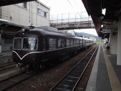 ＜須坂駅／構内＞
15時04分、終点の須坂に到着。
ここで、長野駅で見たスノーモンキーに乗り換えることになる。
構内には、引退した2000系と10系が留置されていた。