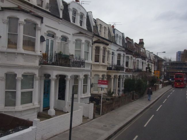 211番バスの２階最前列の席から撮った写真。Hammersmithを出発すると様々な建築様式が現れてくる。