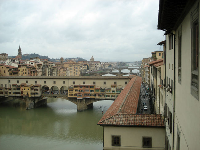 ウフィッツィ美術館からのヴェッキオ橋