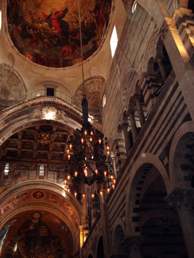 説教台上付近のブロンズのランプ<br /><br />ガリレオがこのランプが揺れる所を見て「振り子の法則」を発見したと言われ「ガリレオのランプ」と呼ばれている。<br />※実際に見ていたランプとは違うらしい・・・。