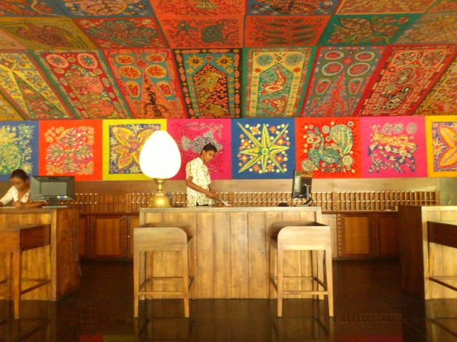 早速ですが、ホテルのフロントからスタートです。<br /><br />この天井、壁を見てください。すごくステキです。<br />じゅうたんのような素材を利用しています。動物や昆虫などの素材が主でした。