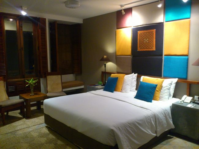 部屋はキングベッドルームです。<br /><br />広さは十分です。カラフルなオシャレな部屋ですね。<br /><br />テレビ、冷蔵庫ももちろんあります。<br />ミネラルウォーターは毎日500mlが4本ありました。