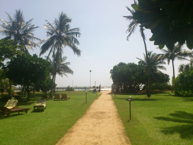 日中はずっとホテルのガーデンで過ごしました。<br /><br />雰囲気は以前に利用したワドゥワのBLUE WATERにちょっと似ている感じです。<br /><br />庭に出ると、やはり先にはビーチが見えます。