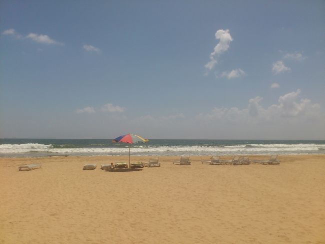 ビーチで寝転がる人もいます。<br /><br />波が比較的落ち着いているときは、海でも遊べます♪<br />海も温泉状態！あたたかいし〜♪