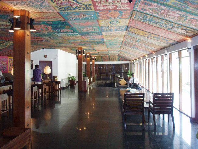 フロントを入り口とは逆の方向から写してみました。<br /><br />見とれてしまいます。