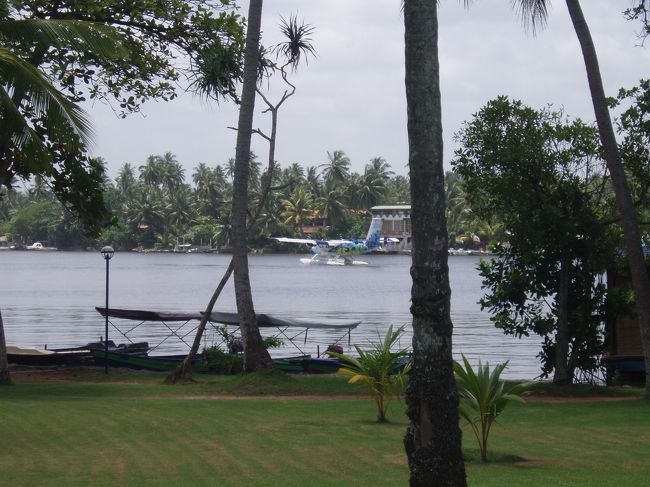ホテルまで。。。と言うかベントタの街まで国内線・・・水上飛行機が飛んでいるとのことです。<br /><br />料金は調べていないけれど、コロンボ近郊から20分くらいで来るらしい。乗ってみたいなぁ〜。