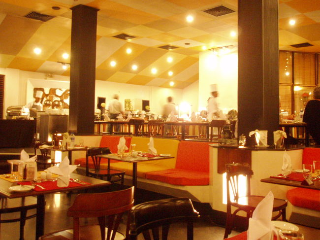 遅くなりました。ホテル内ブッフェ・レストランです。<br /><br />かなり広いです。団体でも座れるテーブル設定があるエリアもありました。<br /><br />ほとんど毎晩、日本人のパッケージツアーの団体が15名〜20名ほど入ってきていました。<br />でも・・・頼むからレストランで「さんさん七拍子」は止めて欲しかった。みんなビックリして、目が点になっていました。