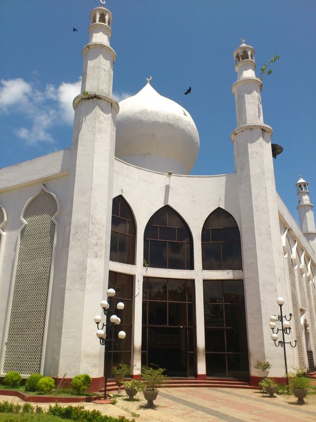 カルタラにあったモスクに立ち寄りました。<br /><br />写真は撮れませんでしたが、院内に入らせてもらえました。<br />大変珍しいことです。<br />入り口には体などを清める大きな水槽のようなものがありました。<br />お風呂と考えると50人以上は入れるような大きさです。<br />その隣には、広い床エリアが広がっていました。そして奥には神殿。信者がお祈りをする際に入る広間（ここは見るだけで入ることはできませんでした）がありました。