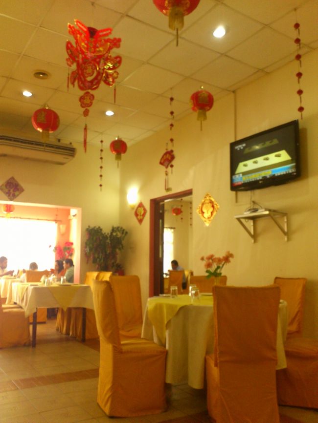 店内は、こんな感じ。<br /><br />地元の人のお店と言う感じでしょうか？<br />でも、オーナーはサトウさんと言う日本人なのだそうです。