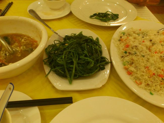 炒飯、青菜炒め、サンラータンスープを頼んだのですが。。。全てSMALLサイズだったのですが。。。少なくとも青菜はいらなかった（量的な話し）。<br /><br />全て「へぇ〜♪♪」と思うほど、美味しかったです。ただ、地元のお米がダメな方だと炒飯は×かな？