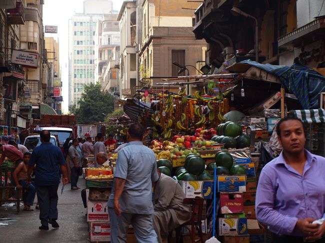 宿の前の様子。とにかく、人と車が多すぎる！そこかしこに屋台やら商店が並んでいるので、活気はかなりのもんだ。信号なんてものはないから、車の間をすり抜けるようにして、通りを渡るしかない。
