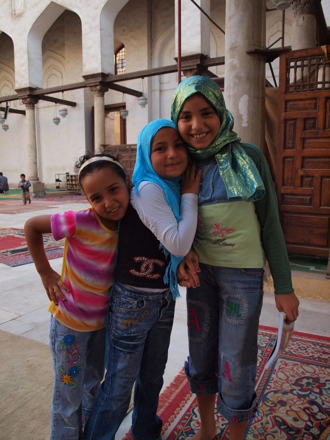 モスクにいたエジプシャン・ガール。