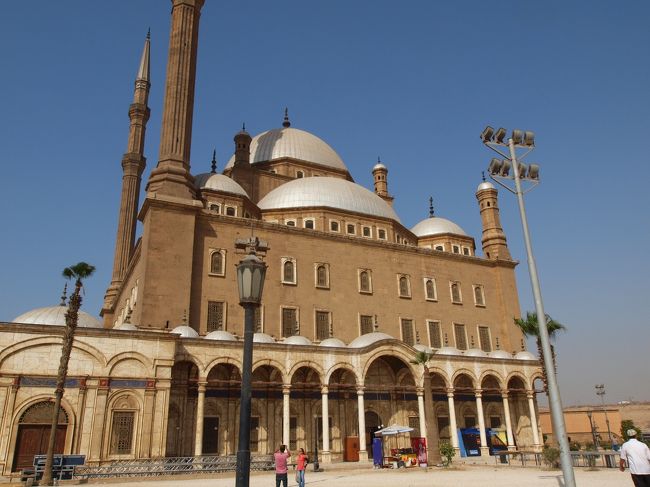 カイロはピラミッドだけじゃないぞ。都会だし見所もたくさんある。まずは、イスラム地区から攻めてみた。ガーマ・ムハンマド・アリ（ガーマはモスクの意）はオスマン朝の頃に建てられた。なんとなく、イスタンブールのブルーモスクに似ているな。