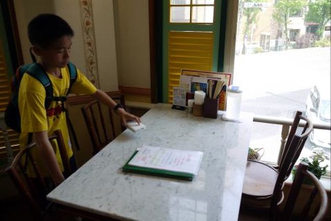 お店奥の窓側の席に案内されました