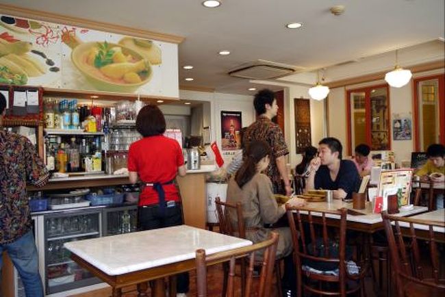 丁度お昼時で賑わう店内