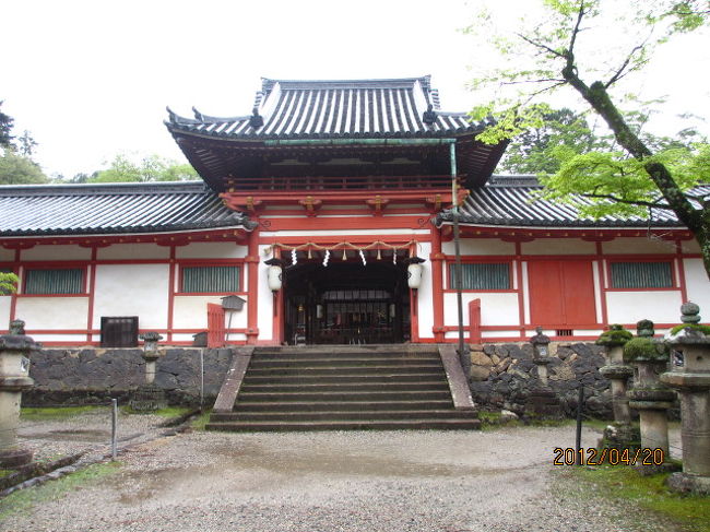 若草山を通り過ぎると手向山神社の境内にやってきた。