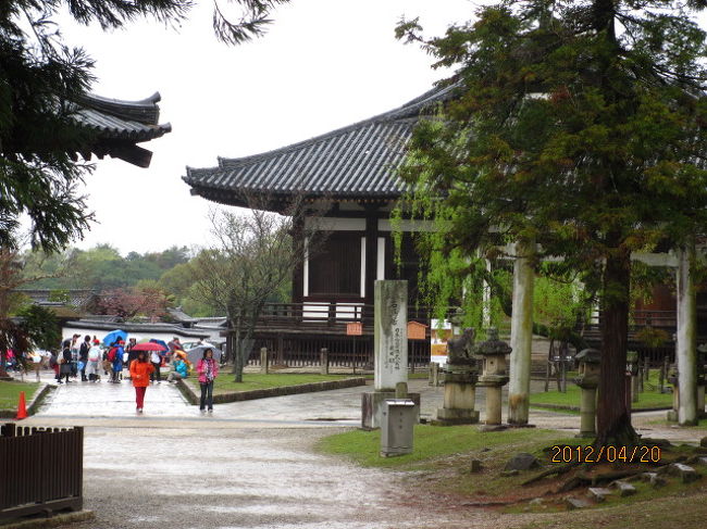 目の先に三月堂の破風が見えてきた。