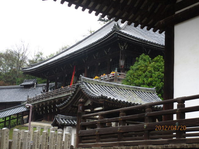 三月堂の先に二月堂の屋根が見えてきた。