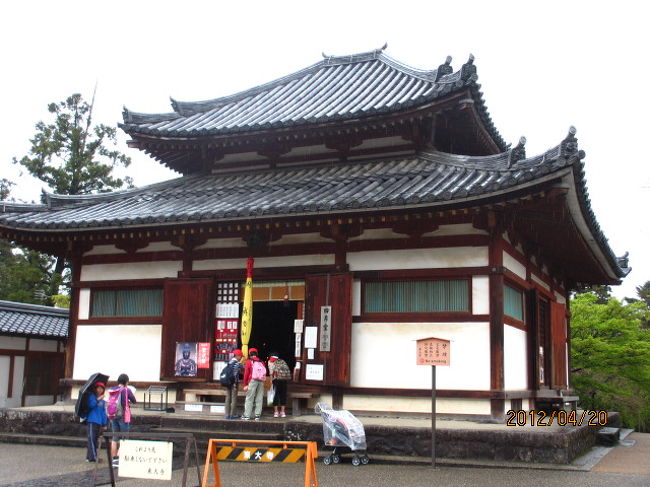 二月堂の下の広場の隅には小さな御堂四月堂が建っていた。