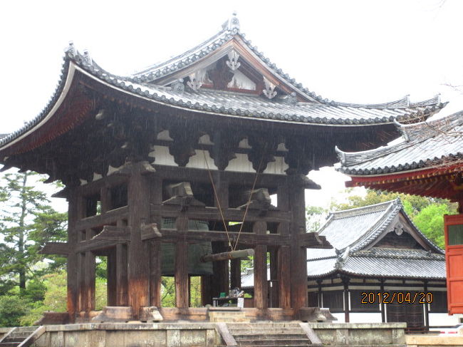 この鐘楼も同じく国宝に指定されている。東大寺は正倉院の御物を入れなくても、国宝の宝庫だ。