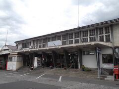 ＜湯田中駅／駅舎＞
16時10分、湯田中駅着。
駅舎は立派だが、やや年季が入っている。